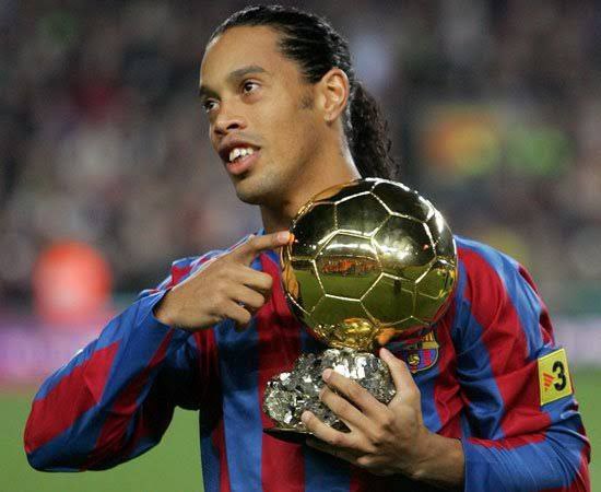 Ronaldinho com seu prêmio de melhor do mundo